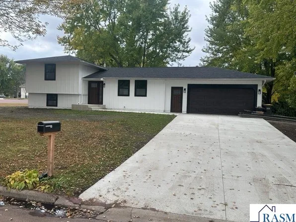 1145 8th St N, Saint James, MN 56081