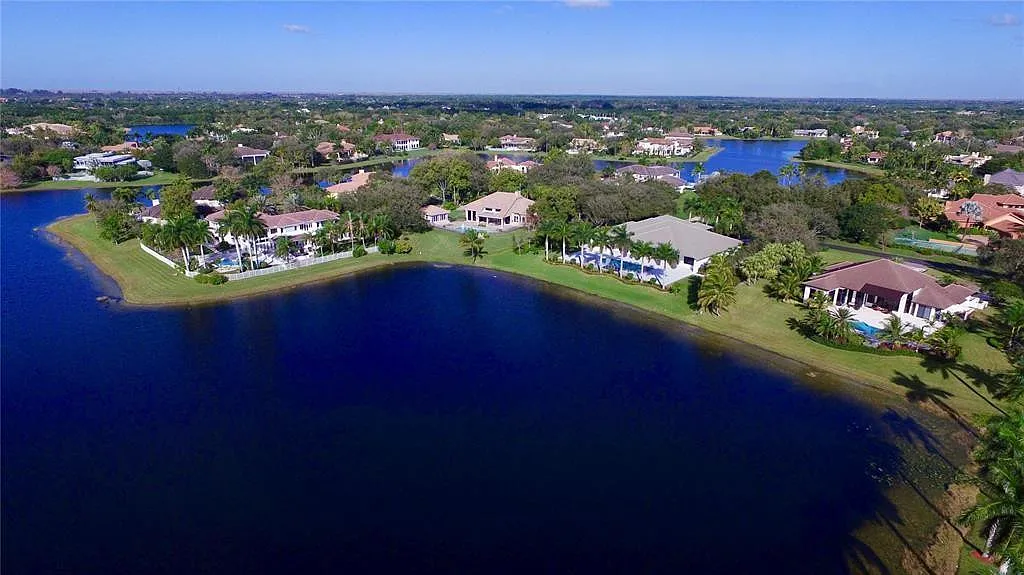 5 bed, 4.5 bath, 5495 sqft, $11,999 — Photo 2
