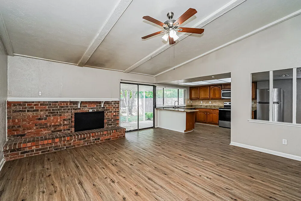 3 bed, 2.0 bath, 1793 sqft, $1,975 — Photo 4