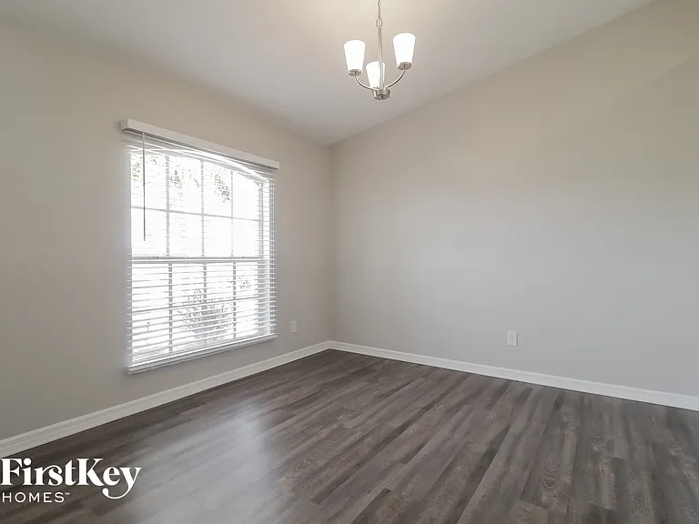 927 NW 10th Ave — Photo 4