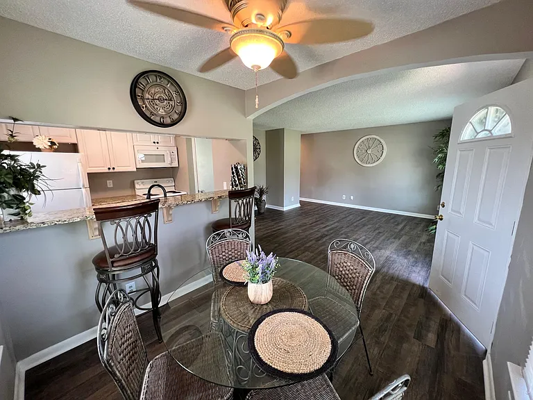 411 Heritage Ln — Photo 12