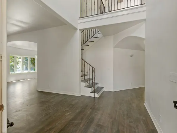 22100 Tiara St, Woodland Hills, CA 91367