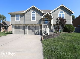 910 Applewood Ln, Belton, MO 64012