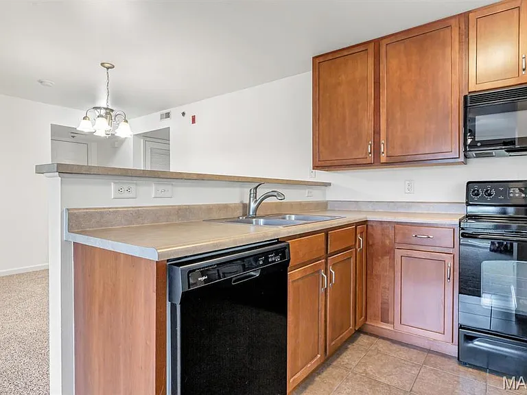 4200 Spring Creek Ln — Photo 2