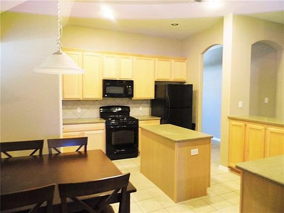 3rd image of 1621 Castle Creek Dr