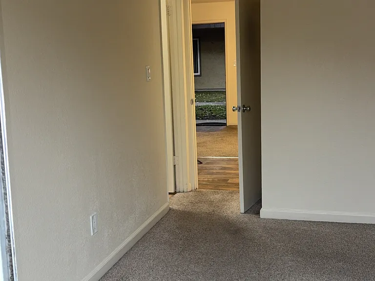 Lincoln Village Apartments — Photo 27