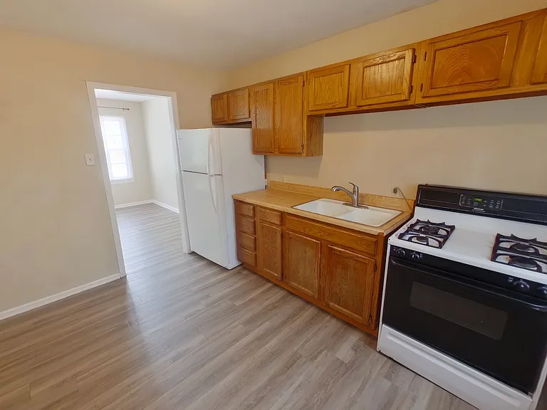 1548 N Pinecrest Ave — Photo 4