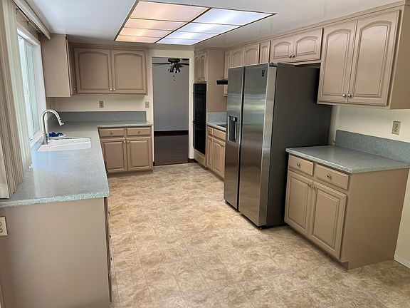 3rd image of 22 Fleuti Dr