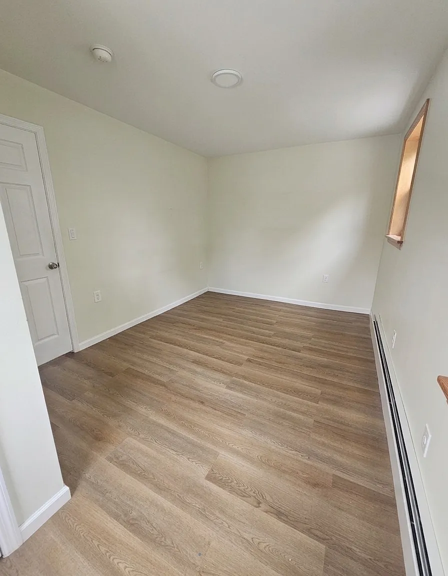 3 bed, 900 sqft, $3,200 — Photo 3