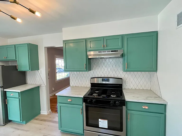 111 W Mapledale Ave — Photo 8