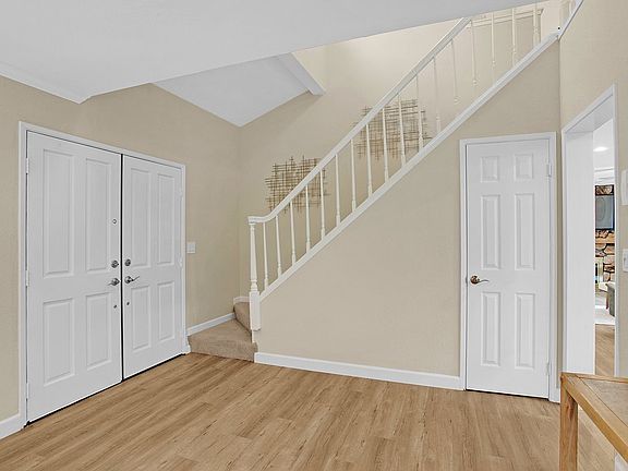 4th image of 5976 Skyfarm Dr