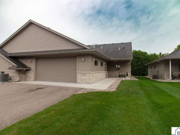 215 Parkway Pl, Mankato, MN 56001