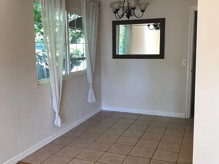 2730 Loyola Dr — Photo 2