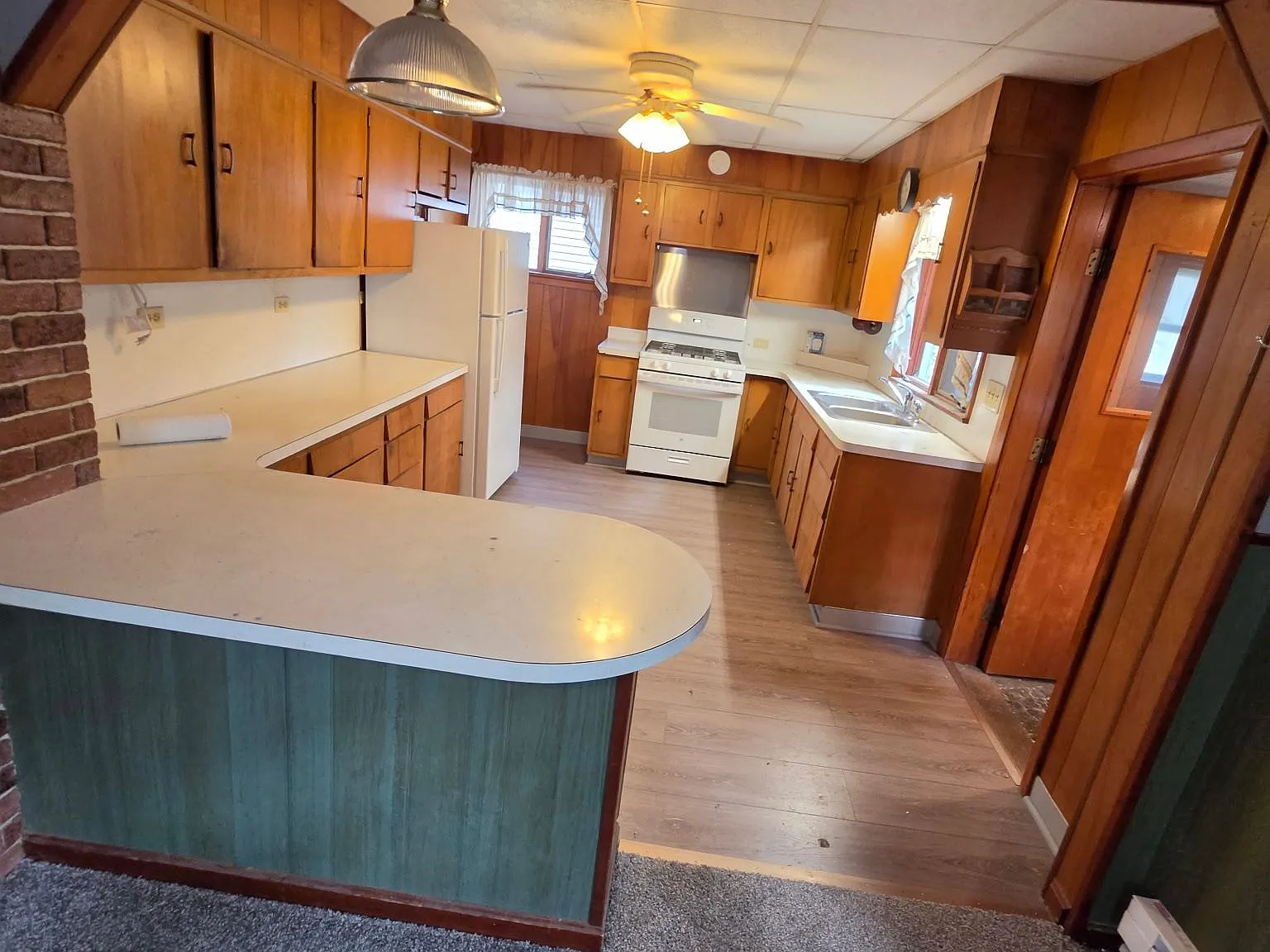 4 bed, 1.0 bath, $1,400 — Photo 1