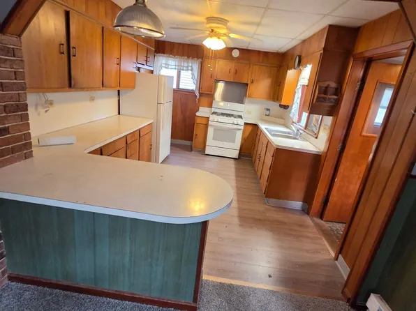 448 Harbor St, Conneaut, OH 44030