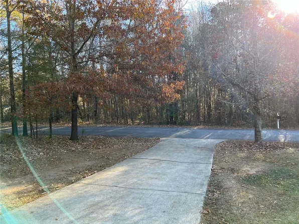 303 Horseshoe Rd, Central, SC 29630