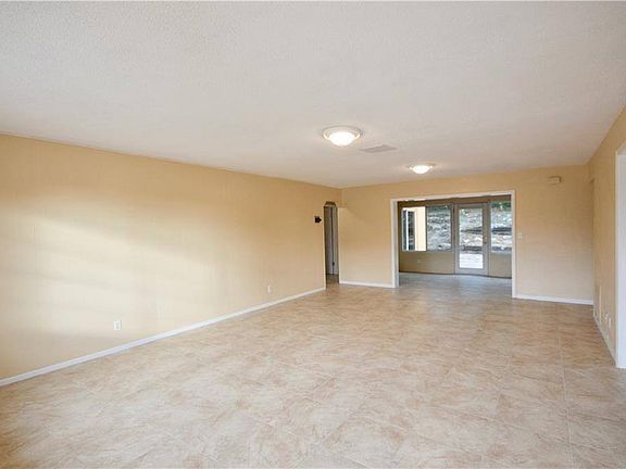 4th image of 1065 Thunderbird Dr
