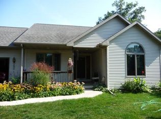 596 Highland Dr, Waupaca, WI 54981