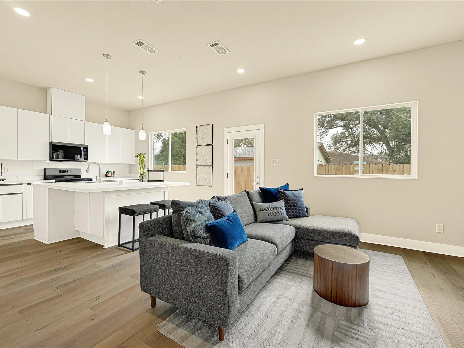 3 bed, 2.5 bath, 1462 sqft, $2,300 — Photo 3