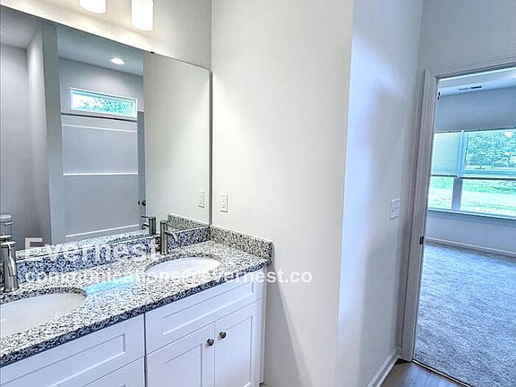 4th image of 405 Baker St