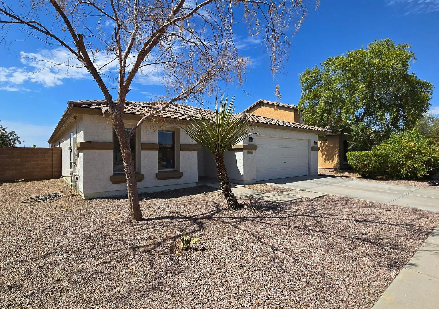 Lovely 4 bedroom 2 bath home +Den in Sunset Point Community Of Buckeye! — Photo 4
