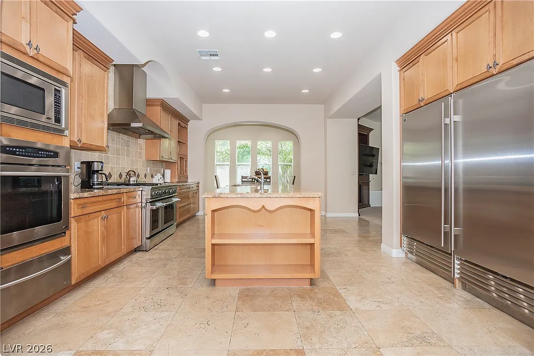 5 bed, 5.5 bath, 5098 sqft, $14,800 — Photo 4