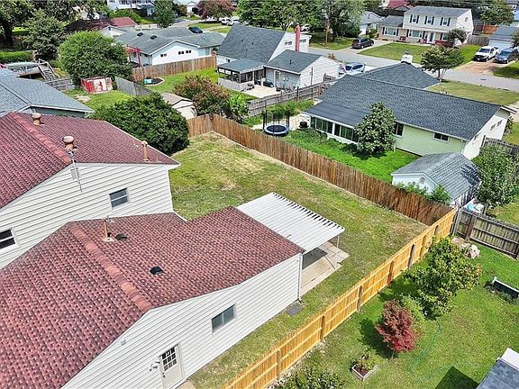 5th image of 452 E Plantation Rd