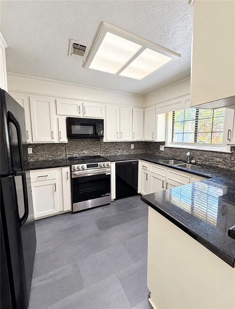 3 bed, 1126 sqft, $2,000 — Photo 3
