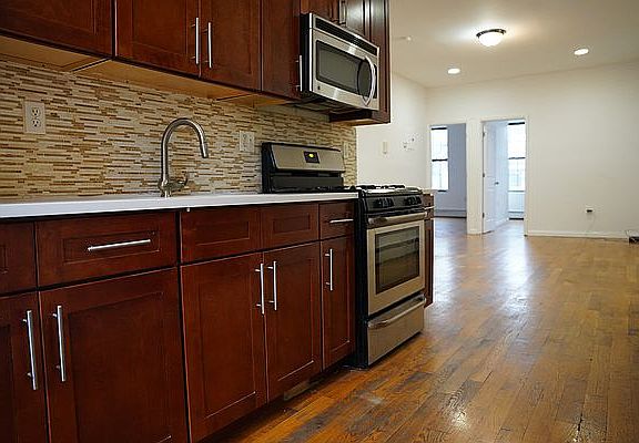 2nd image of 1035 Jefferson Ave #5