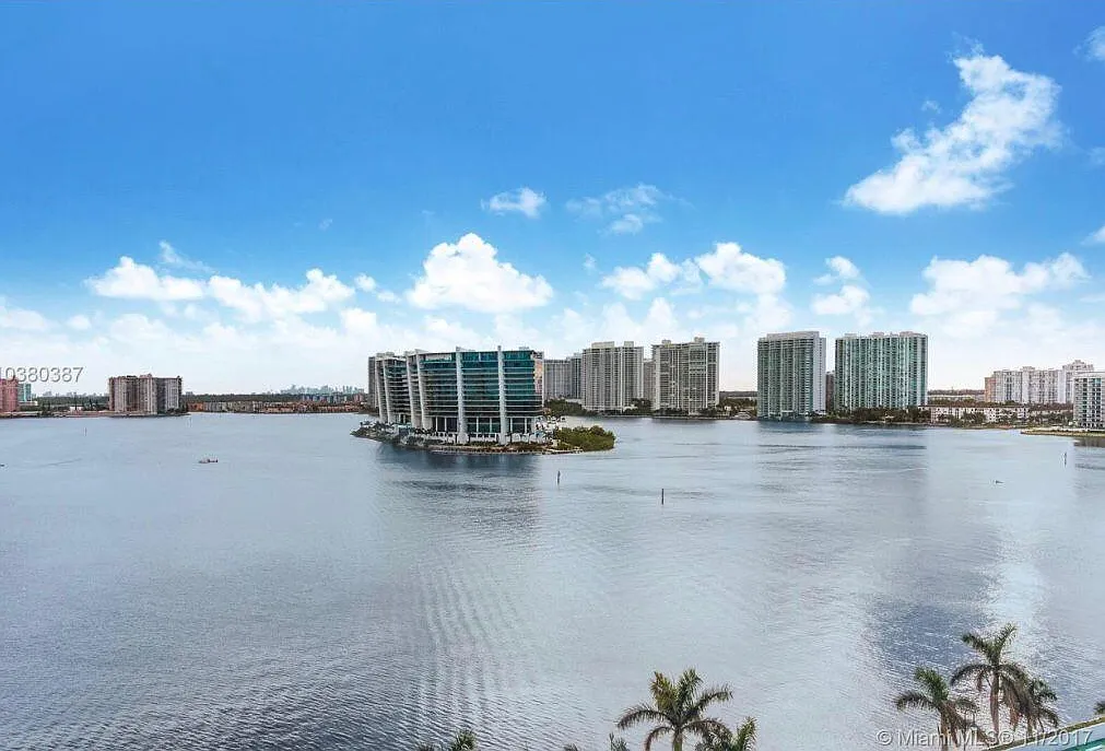 Mystic Pointe Condominium — Photo 3
