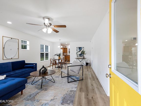 4th image of 2441 Selma Ave