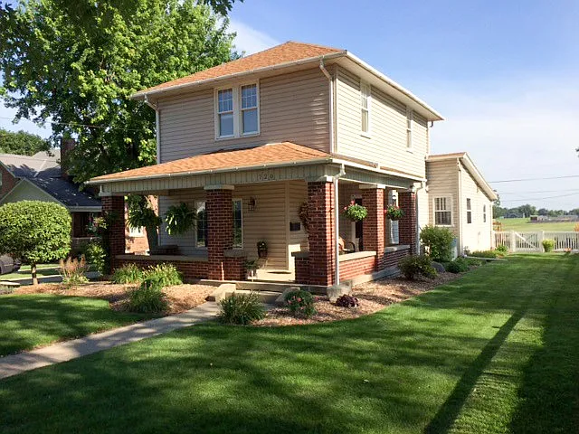 636 W Division St photo 1