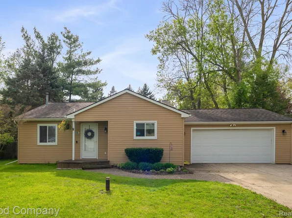1116 Fairview St, White Lake, MI 48386