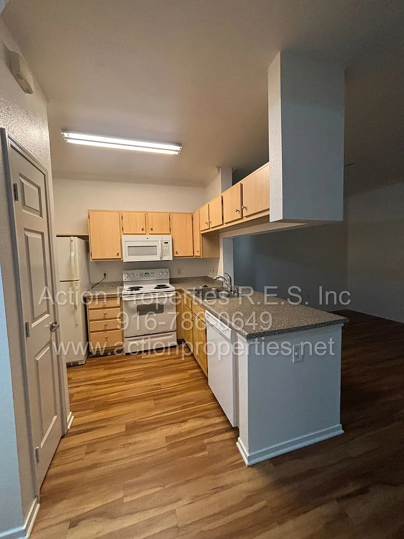 Villages @ Galleria Pienza Model, 2 Bedroom 2 Bathroom Ground Level: Community Pool Spa, Gym & Cl... — Photo 3