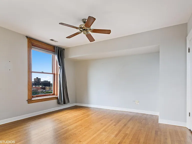 559 W Surf St #800 — Photo 15