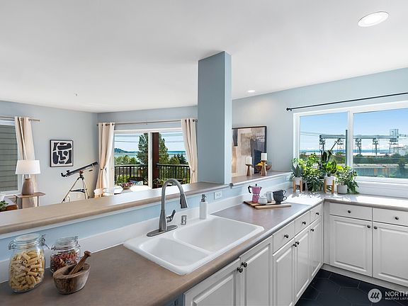 5th image of 524 6th Avenue W #210