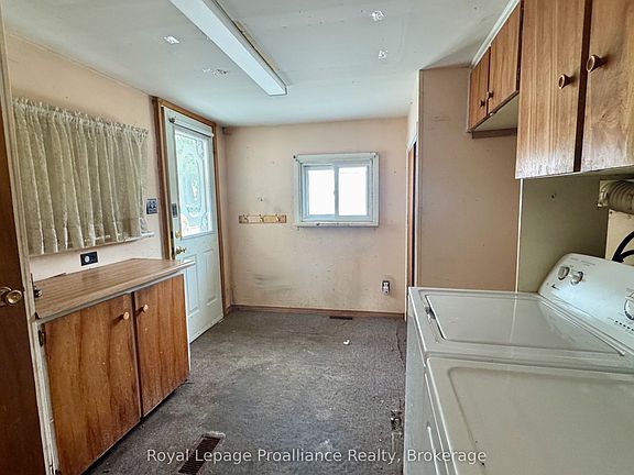 4th image of 30 Alexander St W