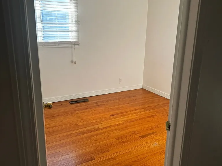 1810 Greenbriar Ln — Photo 4