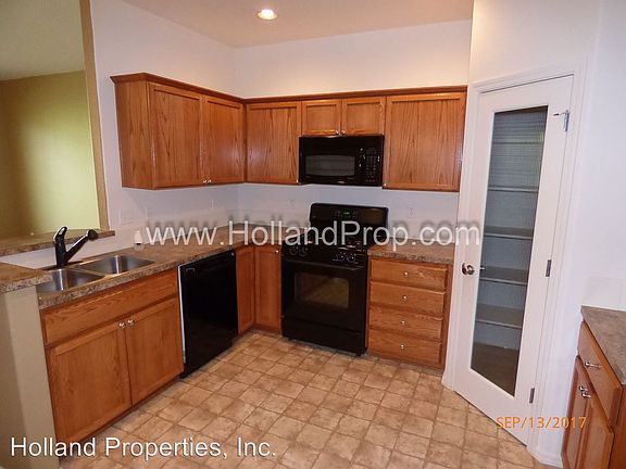 5th image of 1078 SE Nazomi Ave