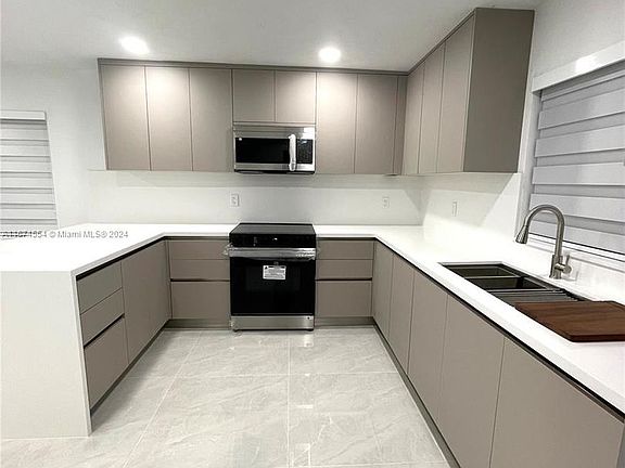 4th image of 860 SE 9th Ct #860