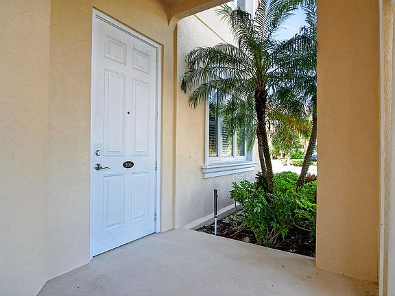 4th image of 37 Harbour Isle Dr #106
