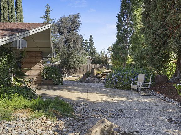 4th image of 2107 Leo Ct