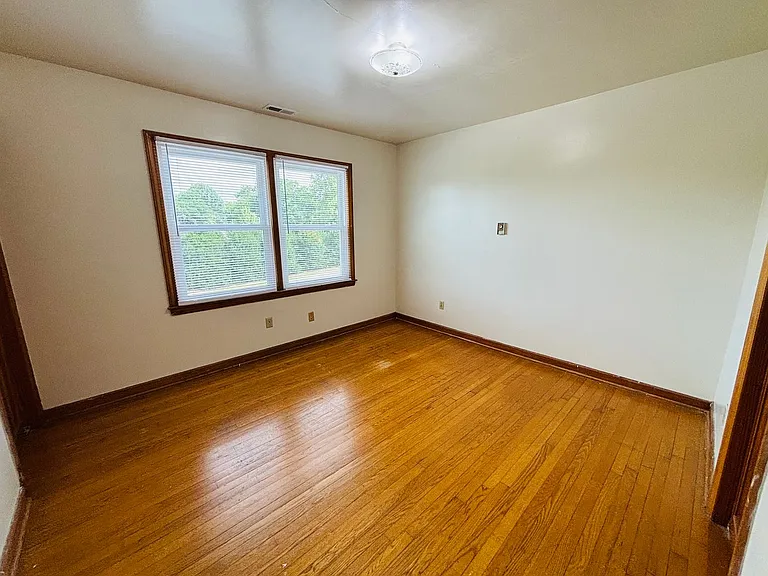2 Bedroom, 1 Bath Apartment — Photo 16