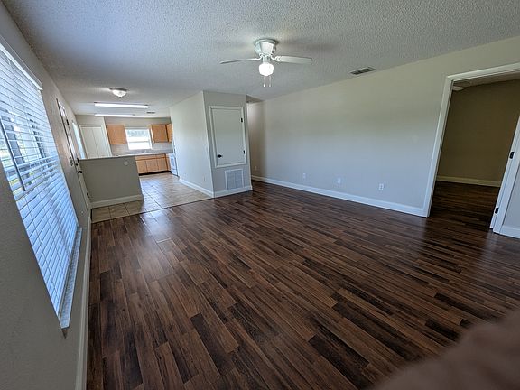5th image of 736 Geneva Dr