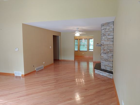 4th image of 128 N Oak Ave