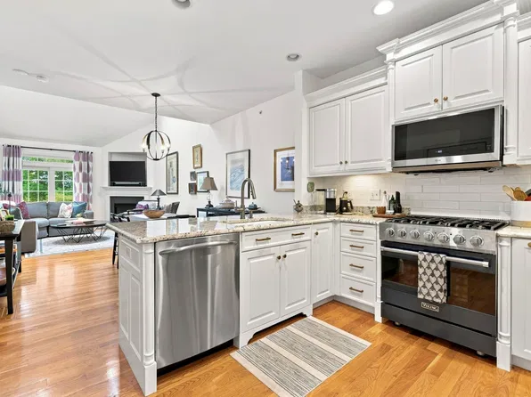 900 Lynnfield St #6, Lynnfield, MA 01940