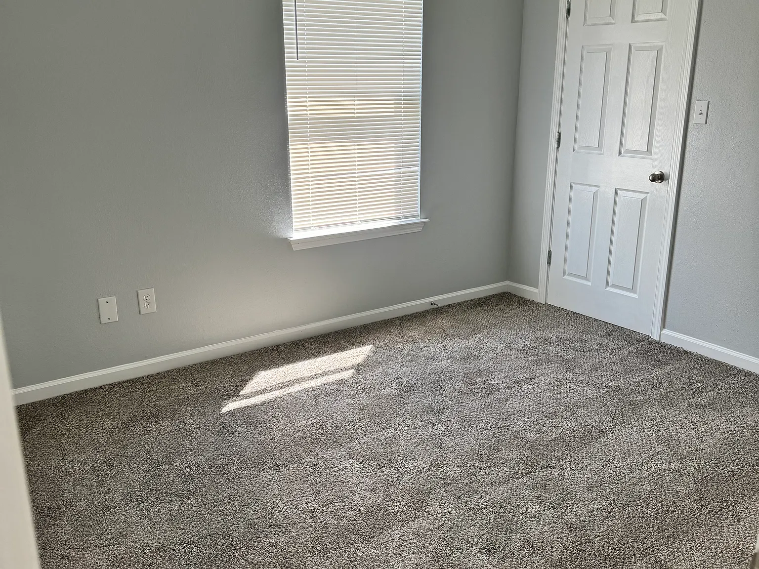 3 bed, $1,400 — Photo 3