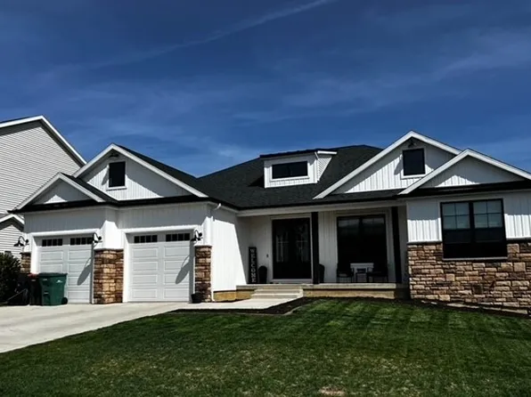 1506 Hunters View Dr, Mount Zion, IL 62549