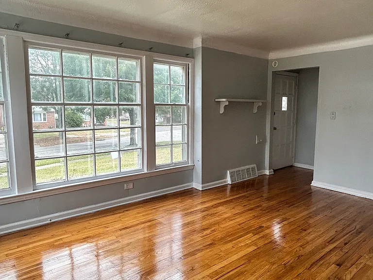 18805 Maple Heights Blvd — Photo 2