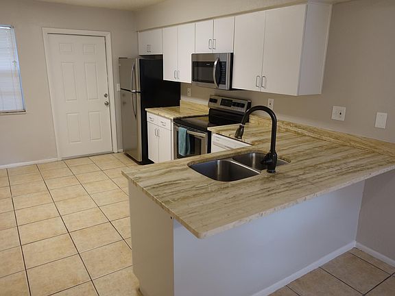 4th image of 904 Hawkins St APT A